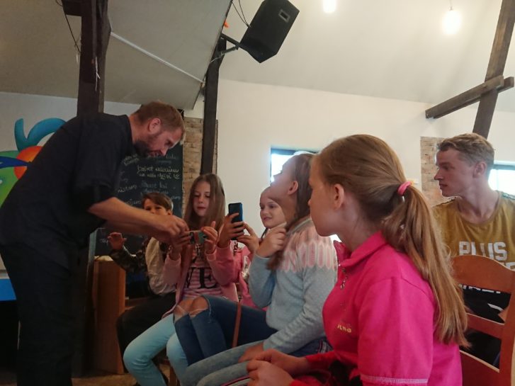 fotogrāfs Andrejs Sergejevs rāda bērniem un jauniešiem fotogrāfēšanas knifiņus.