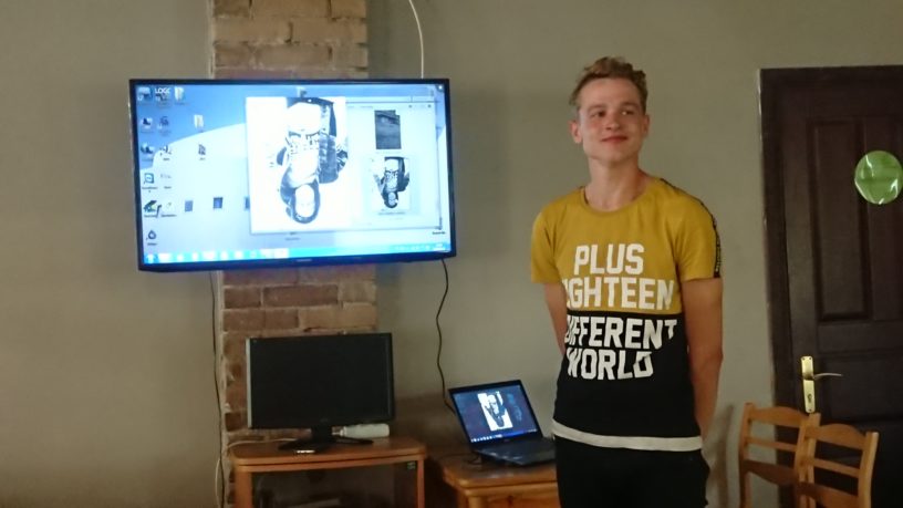 jaunietis prezentē izveidoto darbnīcā