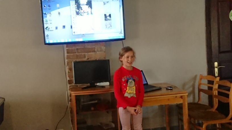 meitene prezentē darbnīcā tapušās fotogrāfijas