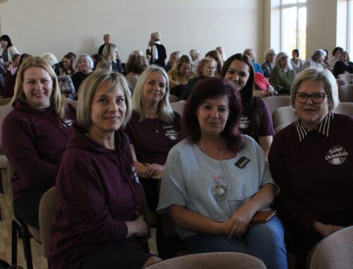 kopskats uz skolotājām zālē konferences starplaikā