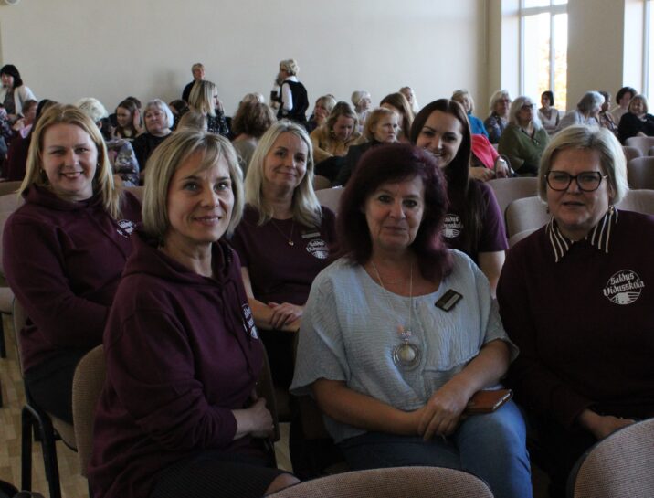 kopskats uz skolotājām zālē konferences starplaikā